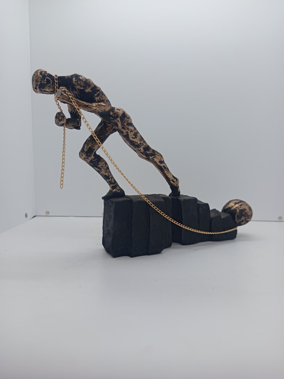 Man climbing to the top - Sculpture - H5017